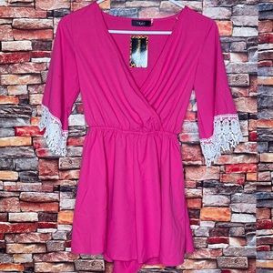Pink romper with lace of the sleeves